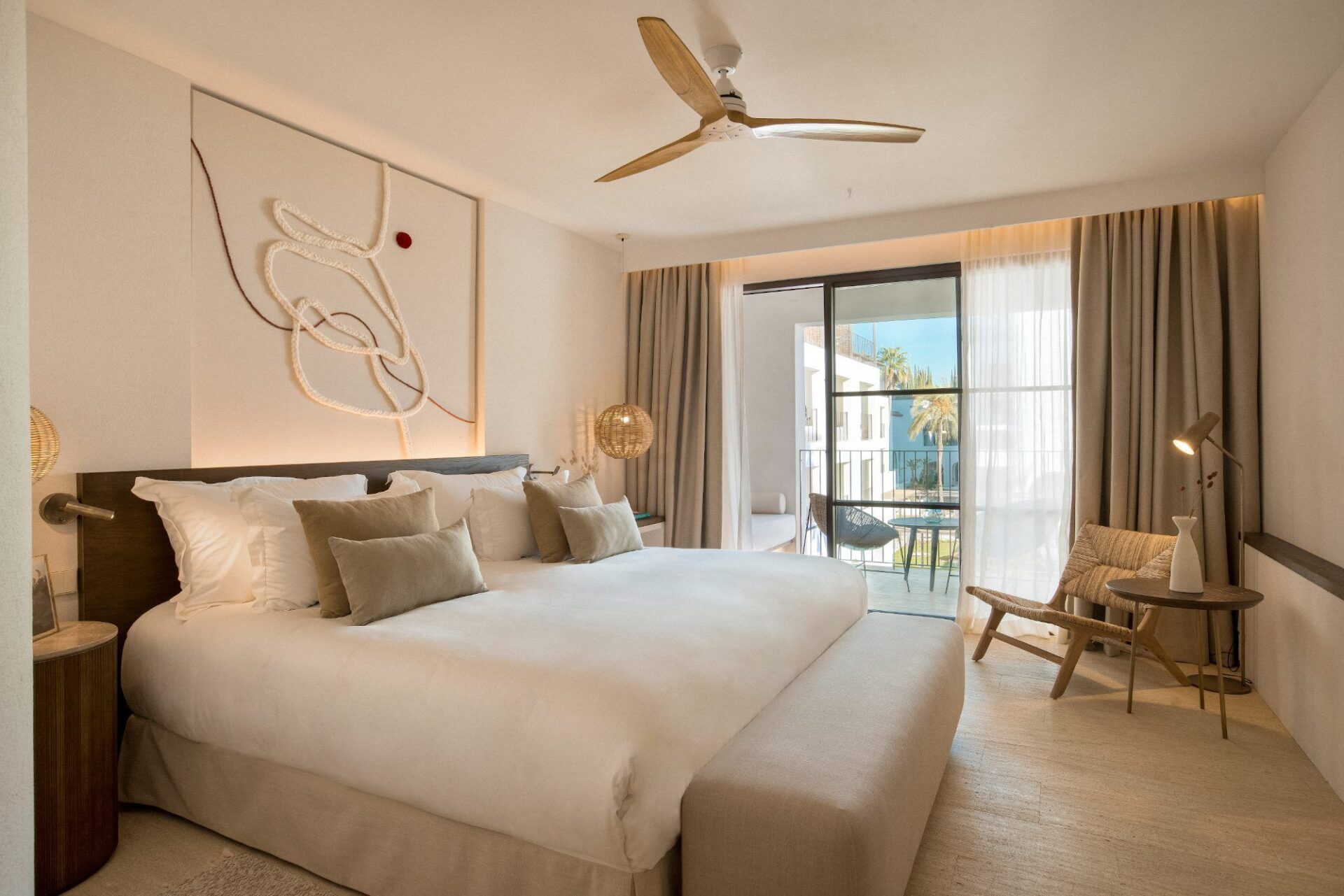 King Bed Deluxe (Hotel) - main area