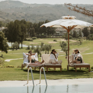 Placer junto a la piscina